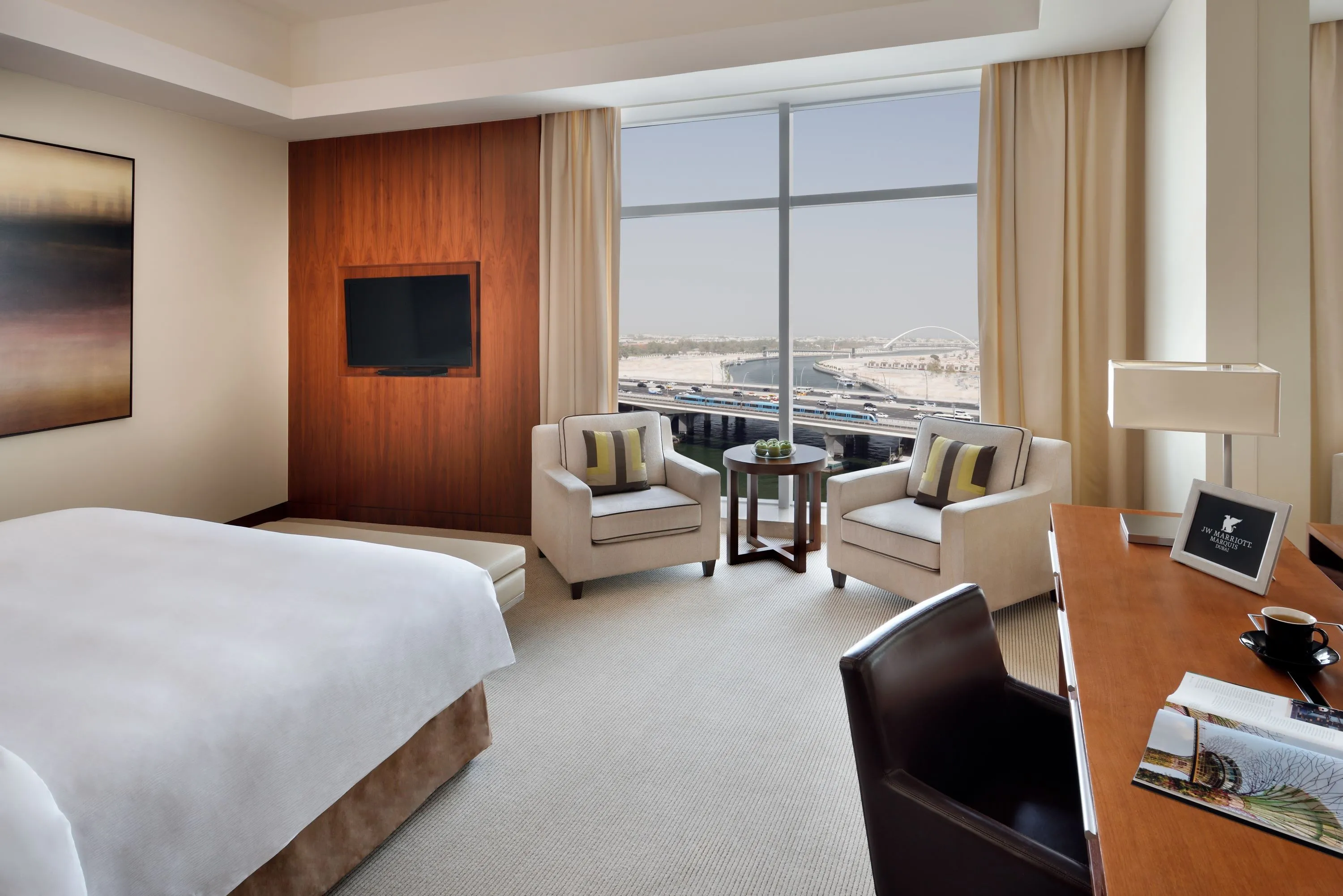 Großes Hotelzimmer im JW Marriot Marquis Hotel Dubai